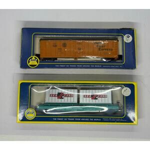 AHM HO Scale Flat Car With Sea Land Containers & Pacific Fruit Express Freight